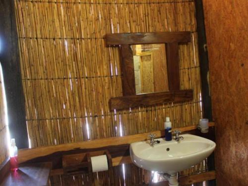 KongolaMukolo Cabins & Camping的一间带水槽和镜子的浴室