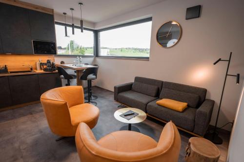上隆维茨Quartier am Sachsenring的客厅配有沙发、椅子和桌子