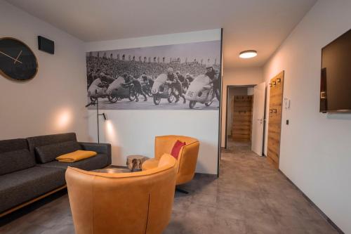 上隆维茨Quartier am Sachsenring的客厅配有沙发和桌子