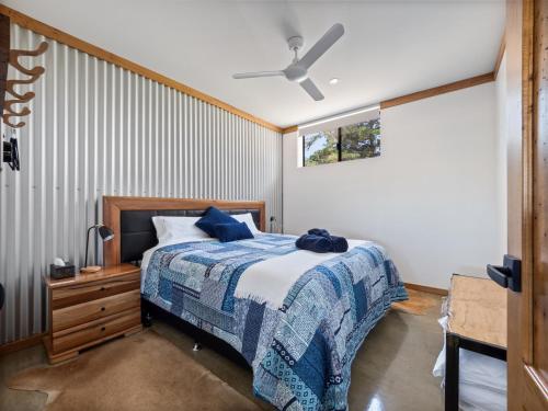 Rosa GlenRosa Glen Retreat - Margaret River的一间卧室配有一张床和吊扇