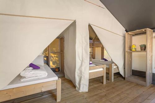 波雷奇Istra Sunny Tent in Lanterna Premium Camping Resort 4*的帐篷内带三张床的房间
