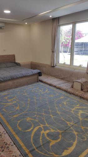 布赖代شاليه تريك的卧室配有一张床,地板上铺有地毯