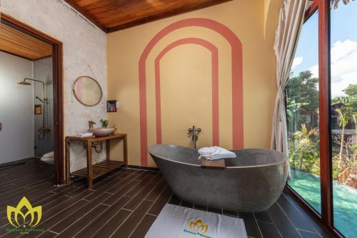 Pu LuongHanasa Pu Luong Resort的一间带大浴缸和窗户的浴室