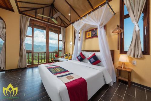 Pu LuongHanasa Pu Luong Resort的一间卧室设有一张床和一个大窗户