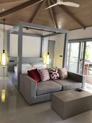 苏梅岛Baan Bangrak Garden的客厅配有沙发和1张床