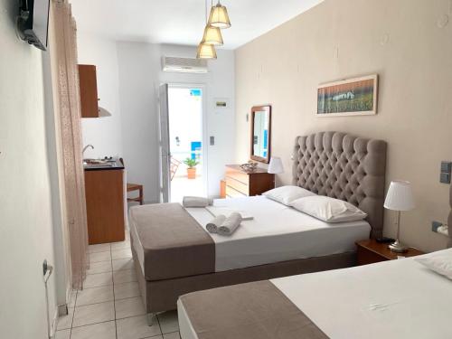 卡马莱Chrysa House的酒店客房带两张床和一间浴室