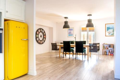 若奈克朗La Pergola - Superbe maison au Futuroscope !的厨房以及带黄色冰箱的用餐室