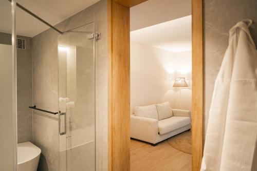 罗列特海岸htop Amatista #htopBliss的带淋浴和白色椅子的浴室