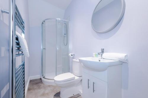 利物浦Charming abode near city centre/free parking的带淋浴、卫生间和盥洗盆的浴室