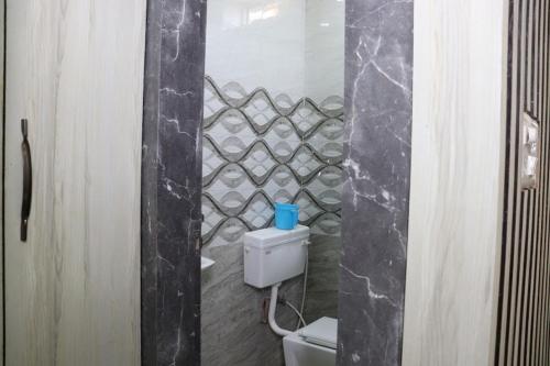 兰奇Green Valley Seas and Resorts的一间带卫生间和石墙的浴室