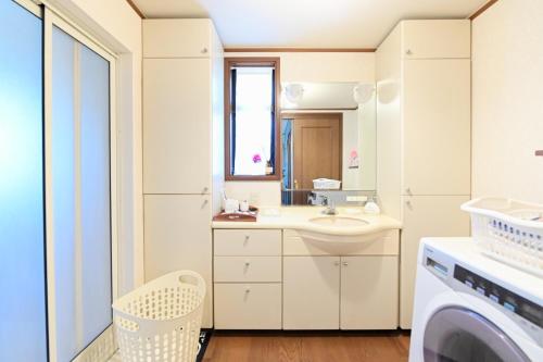东京Nerima-ku - House / Vacation STAY 3889的一间带水槽和洗衣机的浴室
