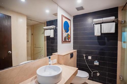 新德里Saltstayz Malcha - Chanakyapuri的一间带水槽、卫生间和镜子的浴室