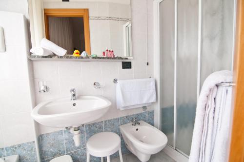 罗索利纳马雷Hotel Milan的一间带水槽和卫生间的浴室