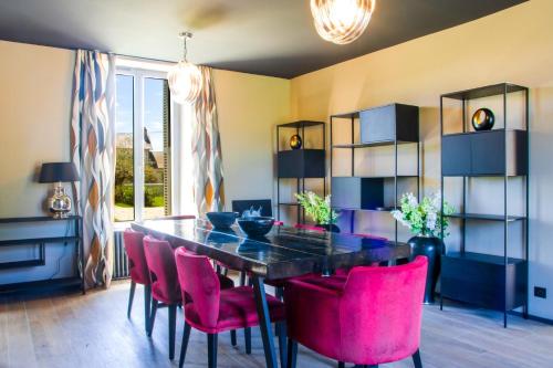 Vendeuvre-du-PoitouLes Olympiades - Magnifique Villa d'évasion的一间带桌子和红色椅子的用餐室