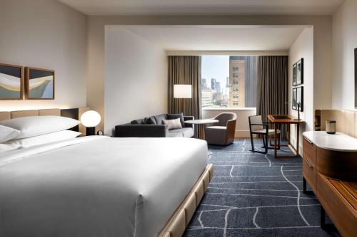 多伦多多伦多柏悦酒店的酒店客房设有床和客厅。