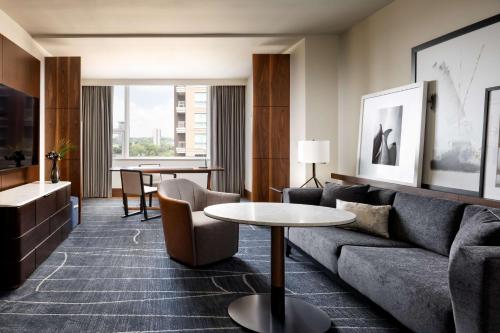 多伦多多伦多柏悦酒店的客厅配有沙发和桌子