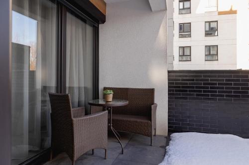 克拉科夫Dąbska Studio with Terrace & Parking by Renters的一个带桌椅的阳台和一座建筑