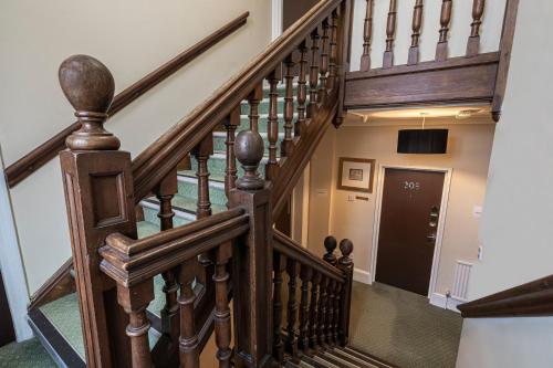 克劳利Barrington Lodge的 ⁇ 的楼梯,有木栏杆和黑色的门