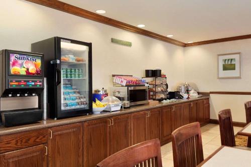 吉列吉莱特卡尔森江山旅馆&套房酒店的餐厅设有冰箱柜台