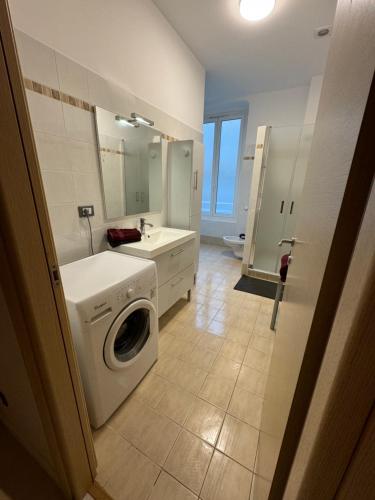 芒通Prato Home - apartment near the beach in Menton的一间带洗衣机和水槽的浴室