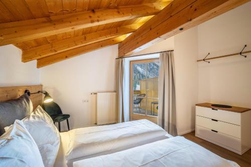 普雷多伊Mountain Residence Kasern Nr 3的一间卧室设有两张床和窗户。