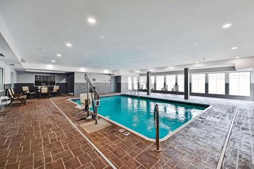 布卢明顿布卢明顿诺默尔机场卡尔森乡村套房酒店的大楼内的大型游泳池
