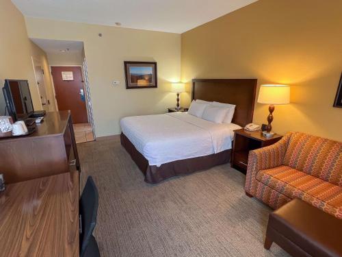 切罗基Cherokee Inn的配有一张床和一把椅子的酒店客房