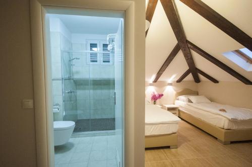 西利皮科纳维尔酒店的客房内的1间带1张床和淋浴的浴室