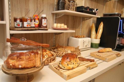 里尔里尔格兰德酒店的柜台,有不同类型的面包和糕点