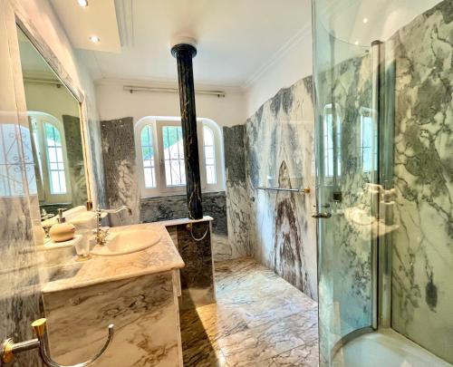 圣埃乌拉利亚Casa Grecia的带淋浴和盥洗盆的浴室