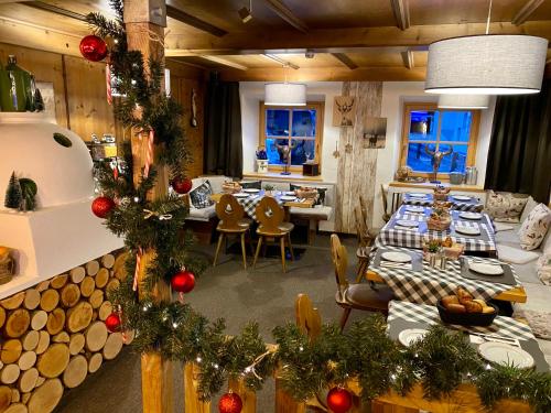 埃尔瓦尔德Haus Tirol Ehrwald的用餐室配有桌子和圣诞装饰
