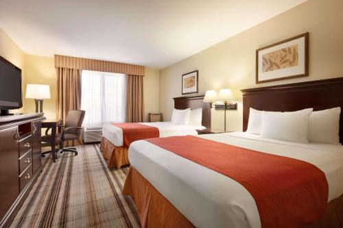 列克星敦列克星敦卡尔森江山旅馆及套房的酒店客房设有两张床和一台平面电视。