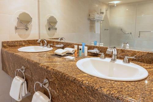 巴拿马城Radisson Hotel Panama Canal的一间带两个盥洗盆和大镜子的浴室