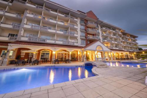 巴拿马城Radisson Hotel Panama Canal的大楼前设有游泳池的酒店