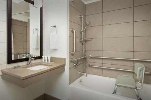 西塔科卡尔森西雅图塔科马国际机场华盛顿江山旅馆的浴室配有盥洗盆、卫生间和浴缸。