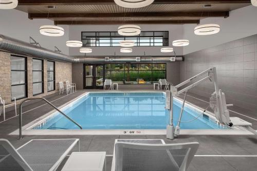 西塔科卡尔森西雅图塔科马国际机场华盛顿江山旅馆的游泳池,位于带游泳池的建筑内