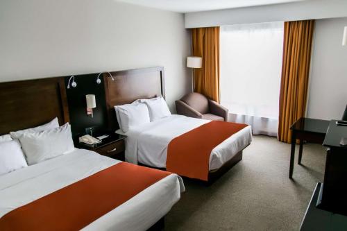 莱昂莱昂雷迪森珀里弗姆广场酒店的酒店客房设有两张床和窗户。