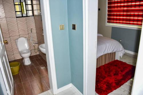 林贝Movomo Limbe的一间带卫生间的浴室和一间带水槽的浴室