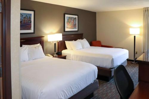 帕迪尤卡Mustang Inn的酒店客房设有两张床和两盏灯。