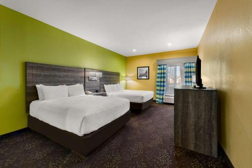 沃伦斯堡Quality Inn的酒店客房设有两张床和电视。