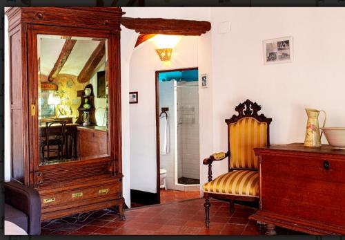PenáguilaCasa Valor的一间设有镜子、椅子和梳妆台的房间