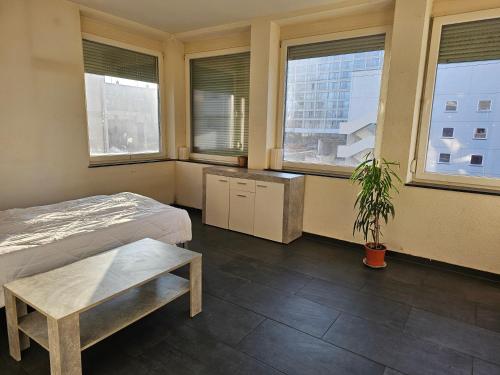 海尔布隆Betty Zimmer in Heilbronn Zentrum的卧室配有床、桌子和窗户。