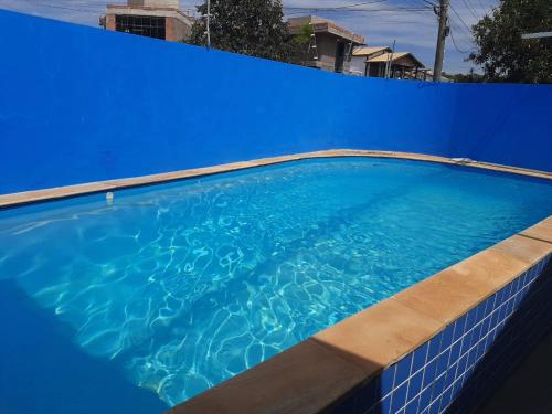 布罗塔斯Suites Santa Amelia的蓝色的游泳池,拥有蓝色的墙壁