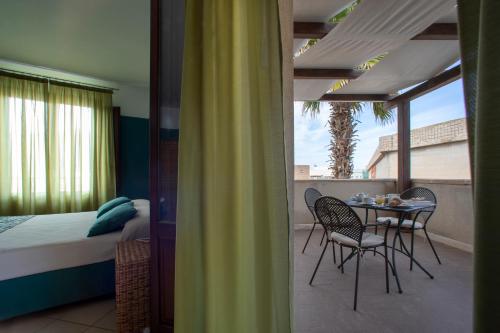 法维尼亚纳尹苏拉酒店的卧室配有一张床和一张桌子及椅子