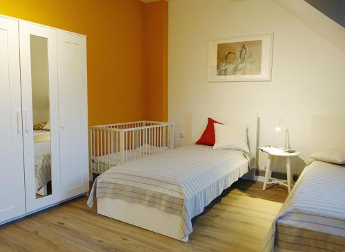 杜伊斯堡Big flat with fresh renovation, free parking, SonyPS, Netflix的一间卧室配有两张床和一张婴儿床。