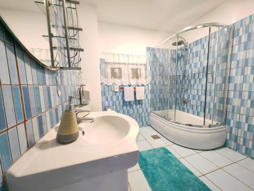 弗济内Villa Sabina的蓝色和白色的浴室设有浴缸和水槽