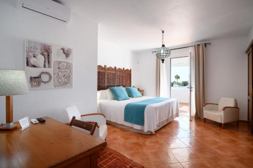 科斯塔特吉塞Villa Golf Lanzarote的卧室配有一张床和一张桌子及椅子