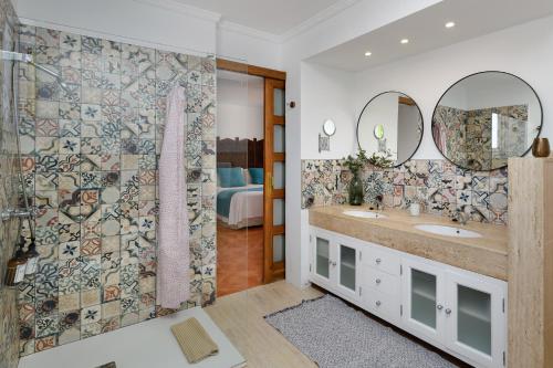科斯塔特吉塞Villa Golf Lanzarote的带淋浴、盥洗盆和镜子的浴室