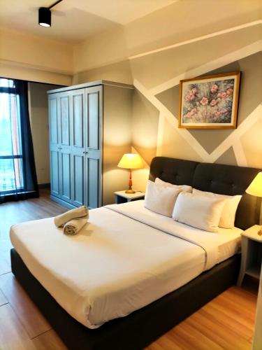 吉隆坡BBS APARTMENT AT TIMES SQUARE KUALA LUMPUR MALAYSIA的卧室配有一张白色大床