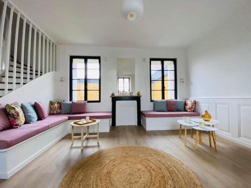 昂热Casa 64的客厅配有紫色沙发和桌子